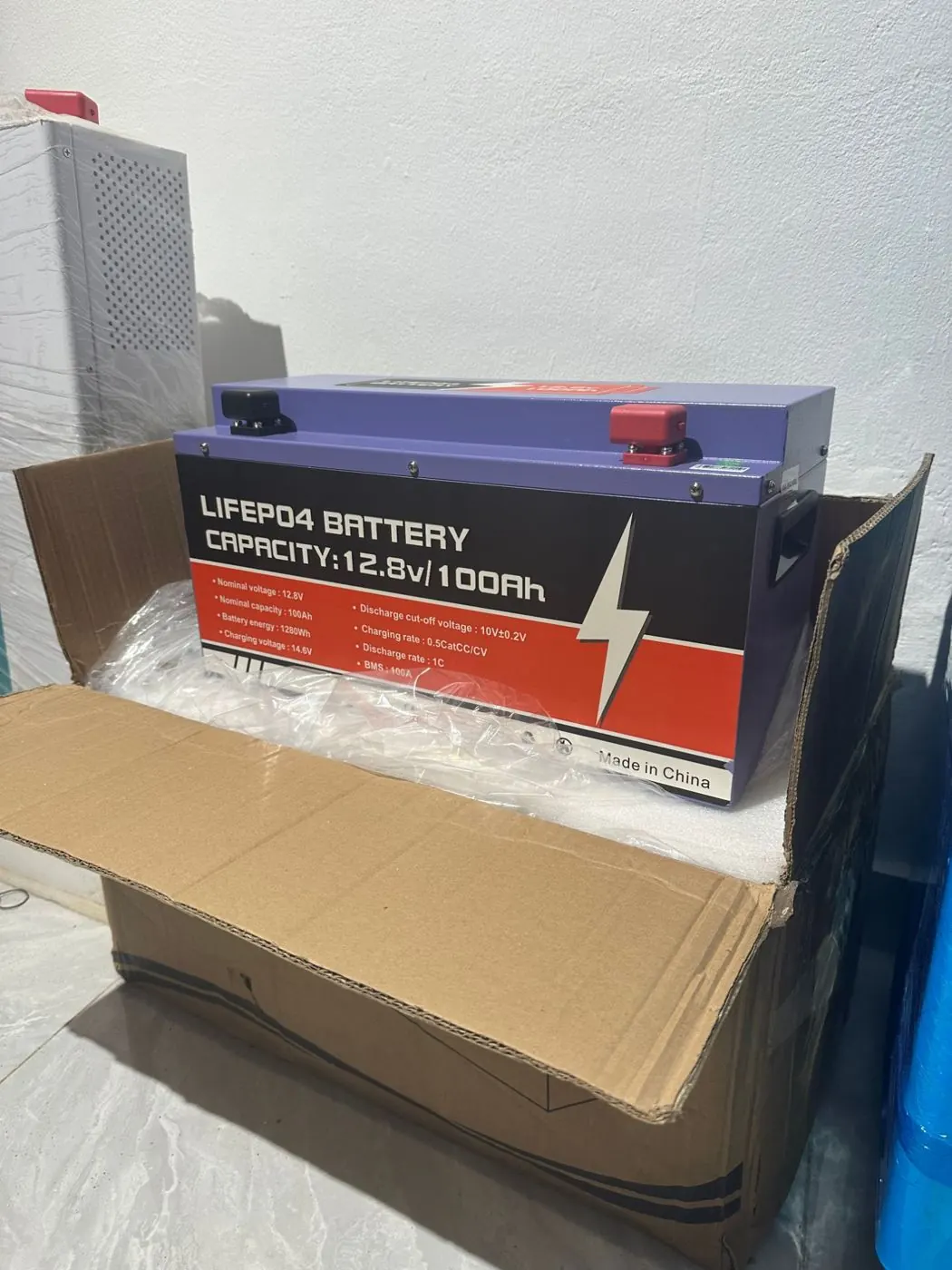 La batterie dans son carton, de face, avec ses caractéristiques