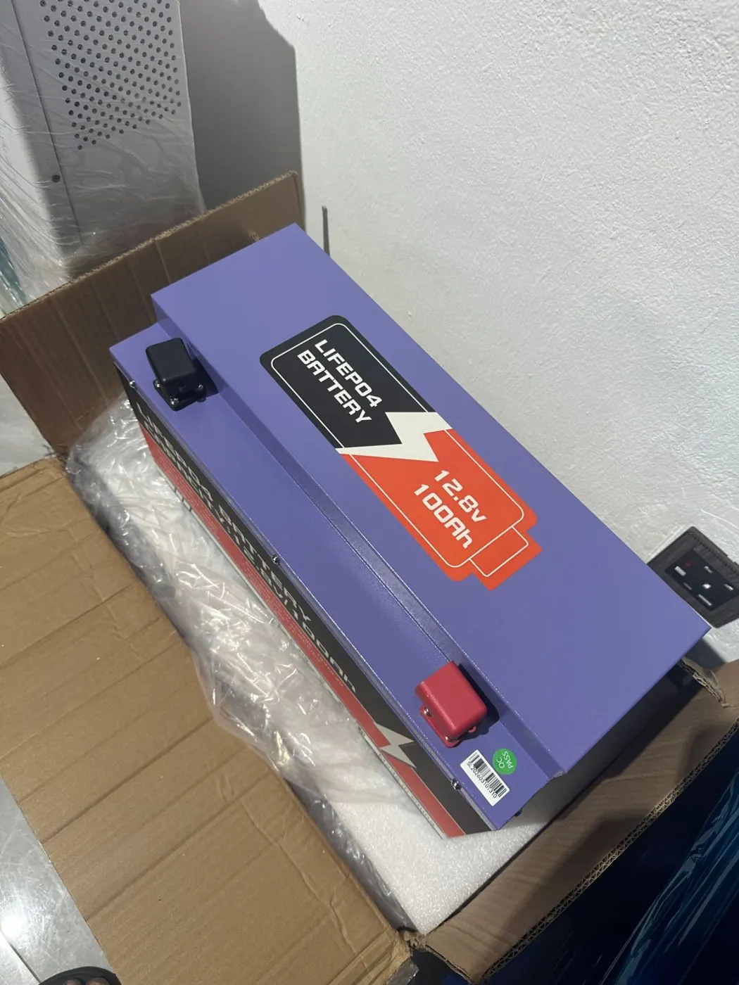 Vue du dessus de la batterie et de ses bornes protégées
