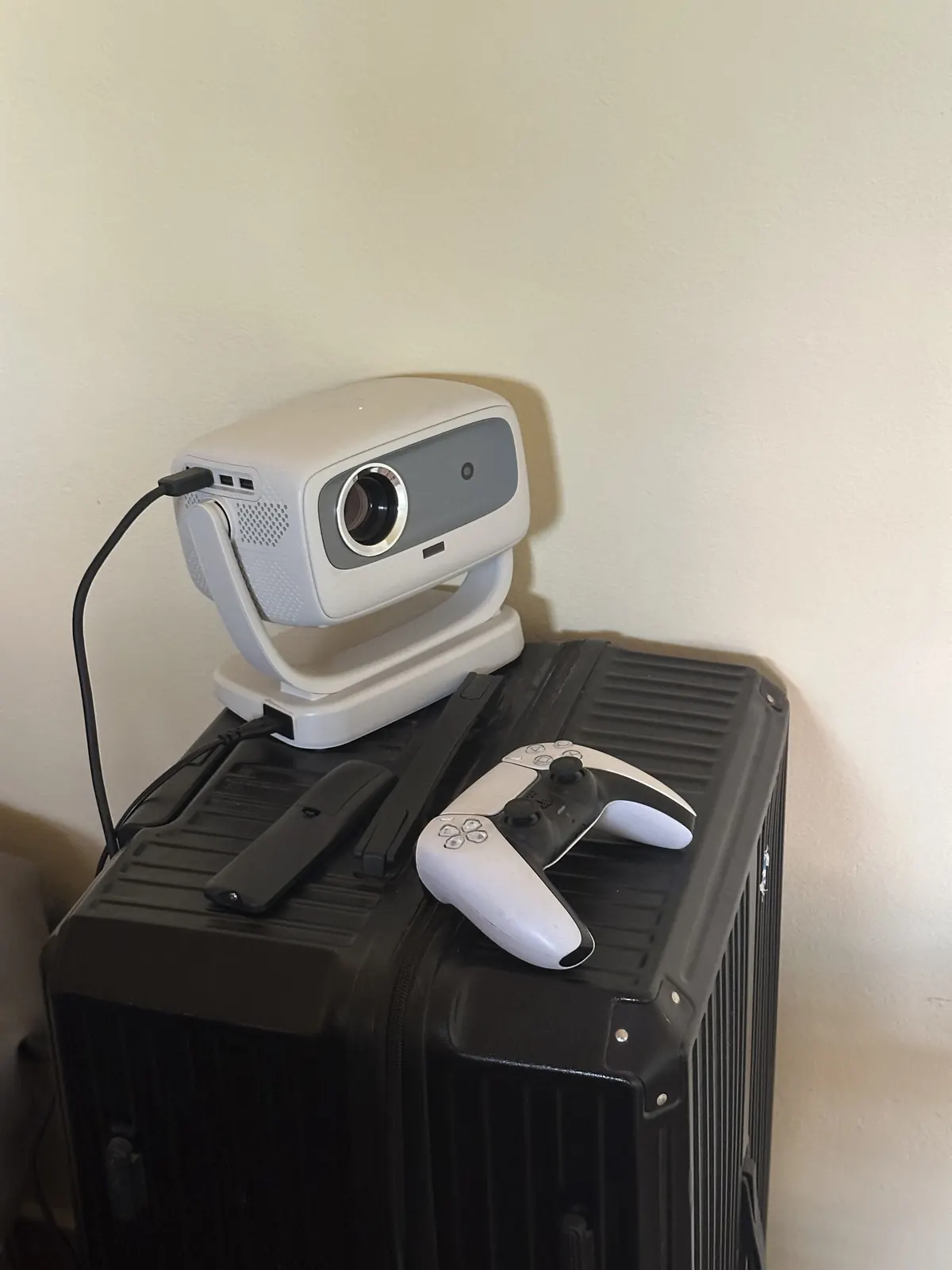 Photo réelle : le projecteur en place, avec une manette de console