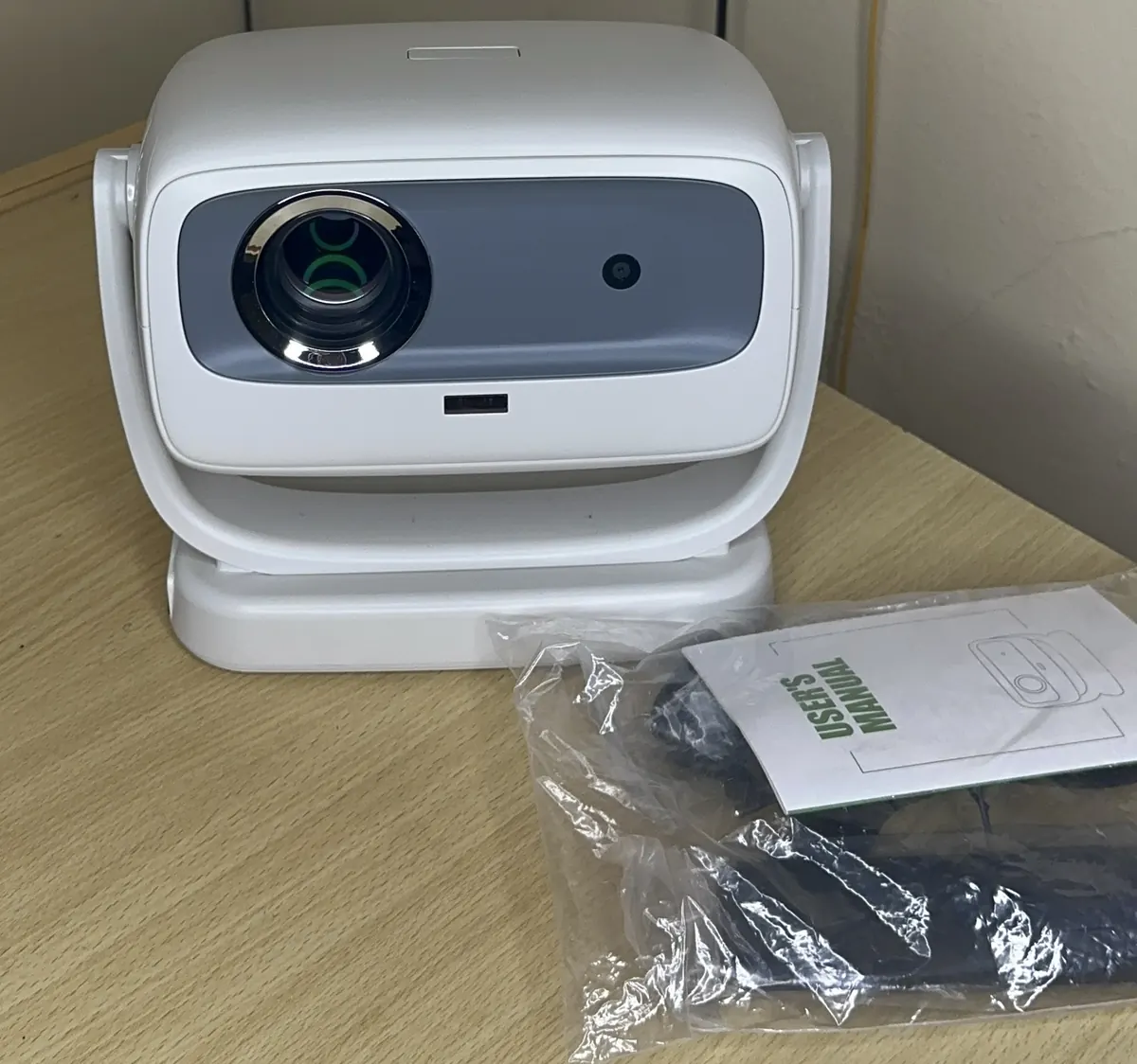 Photo réelle : le projecteur au déballage, avec ses accessoires