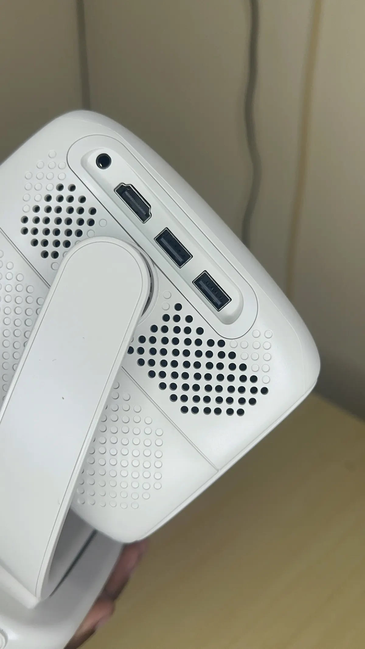 Photo réelle : les ports HDMI et USB
