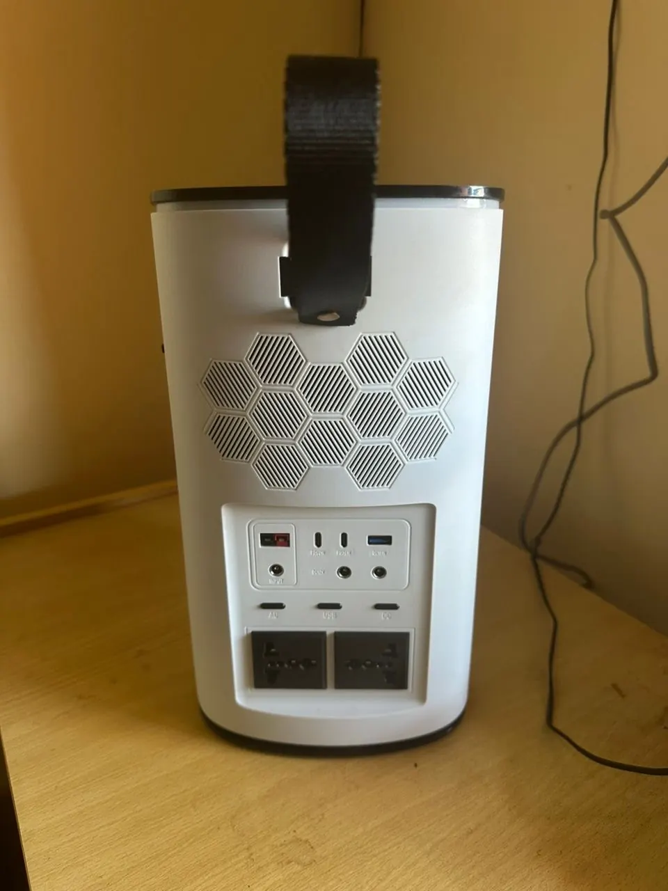 Le panneau arrière de la station : prises 220 V et sorties USB