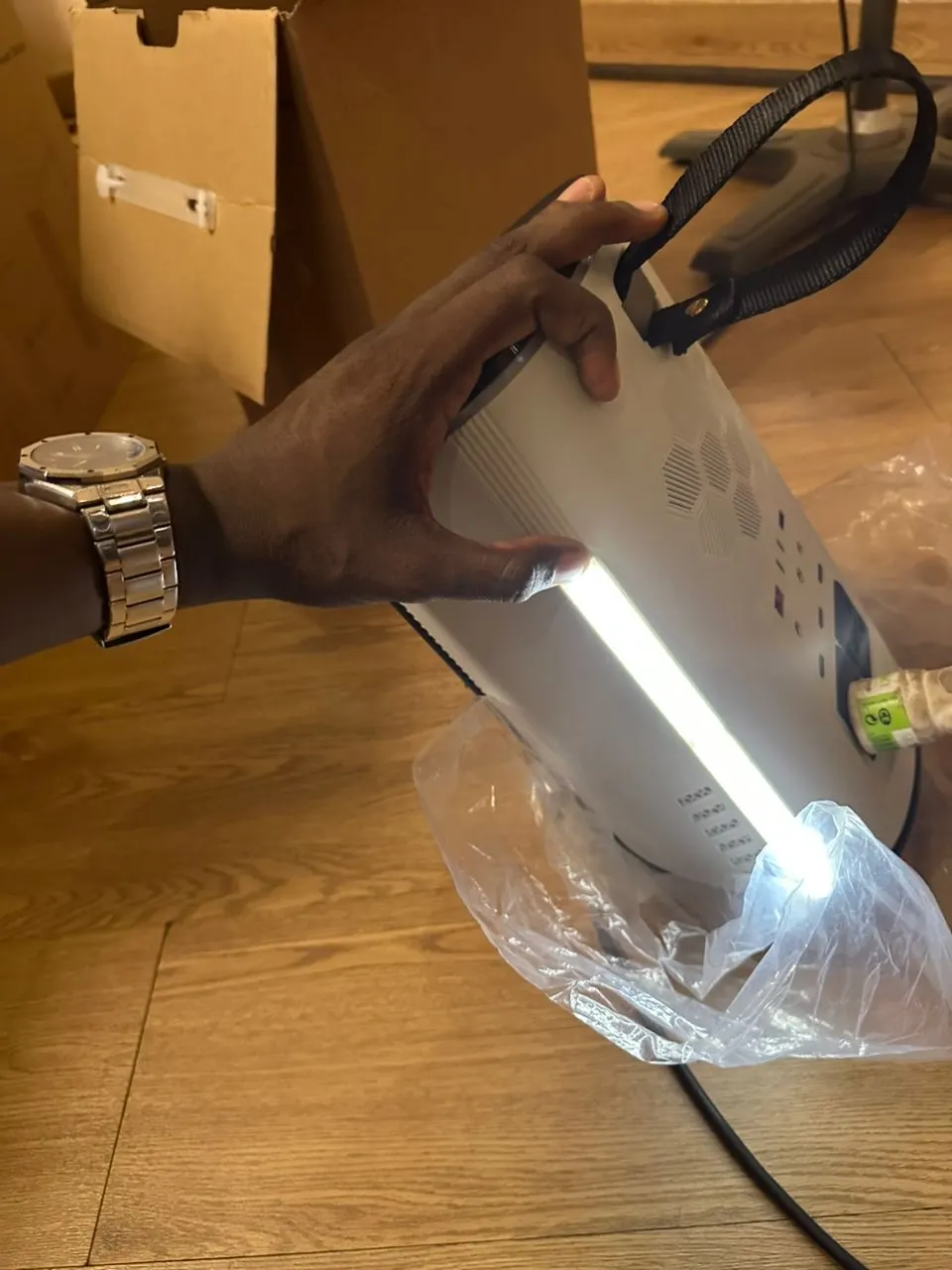 Photo réelle : la lampe LED de la station allumée, au déballage