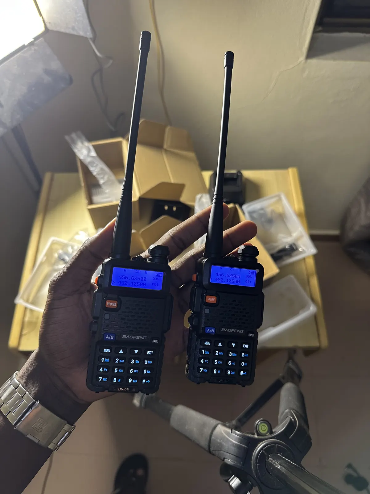 Photo réelle : une paire de talkies-walkies Baofeng UV-5R allumés