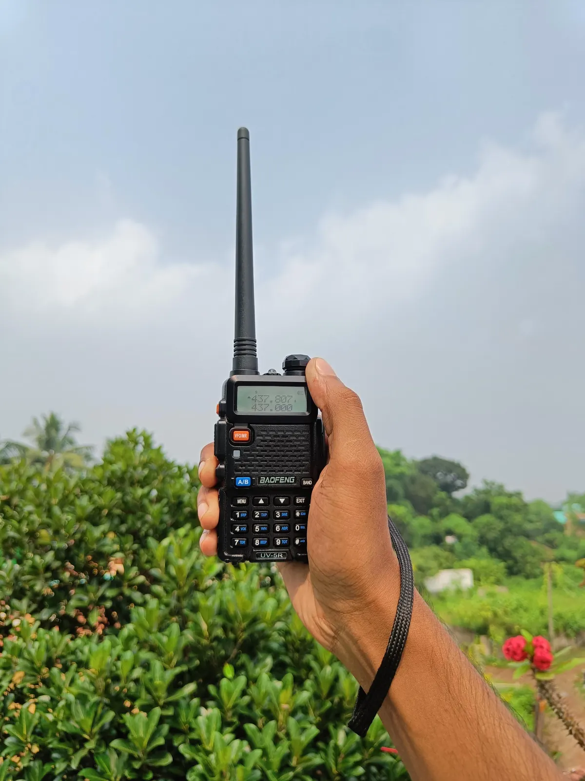 Photo réelle : le talkie-walkie en main, en extérieur